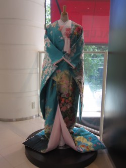 レンタル￥450,000-(税抜) 佐賀錦織りで吉祥文様の牡丹に枝垂れ桜を全体に表現。地色はパステル色のグリーン系を使用し、古典柄と洋装感覚の色のコラボレーションを表現しています。